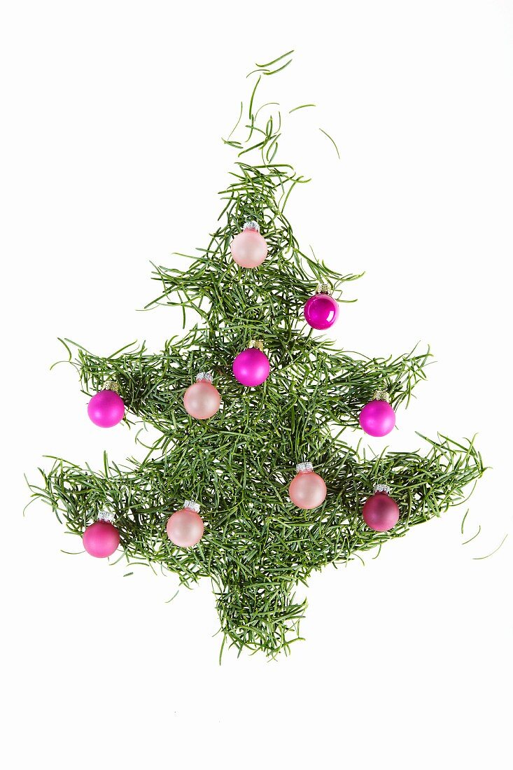 Weihnachtsbaum aus Kiefernnadeln mit violetten Kugeln
