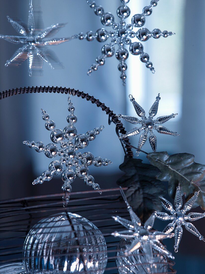 Aufgehängte Weihnachtssterne aus silberfarbenen Metallperlen