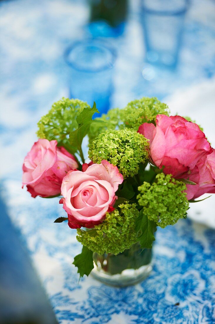 Blumenstrauss zum Muttertag mit Rosen und Hortensien