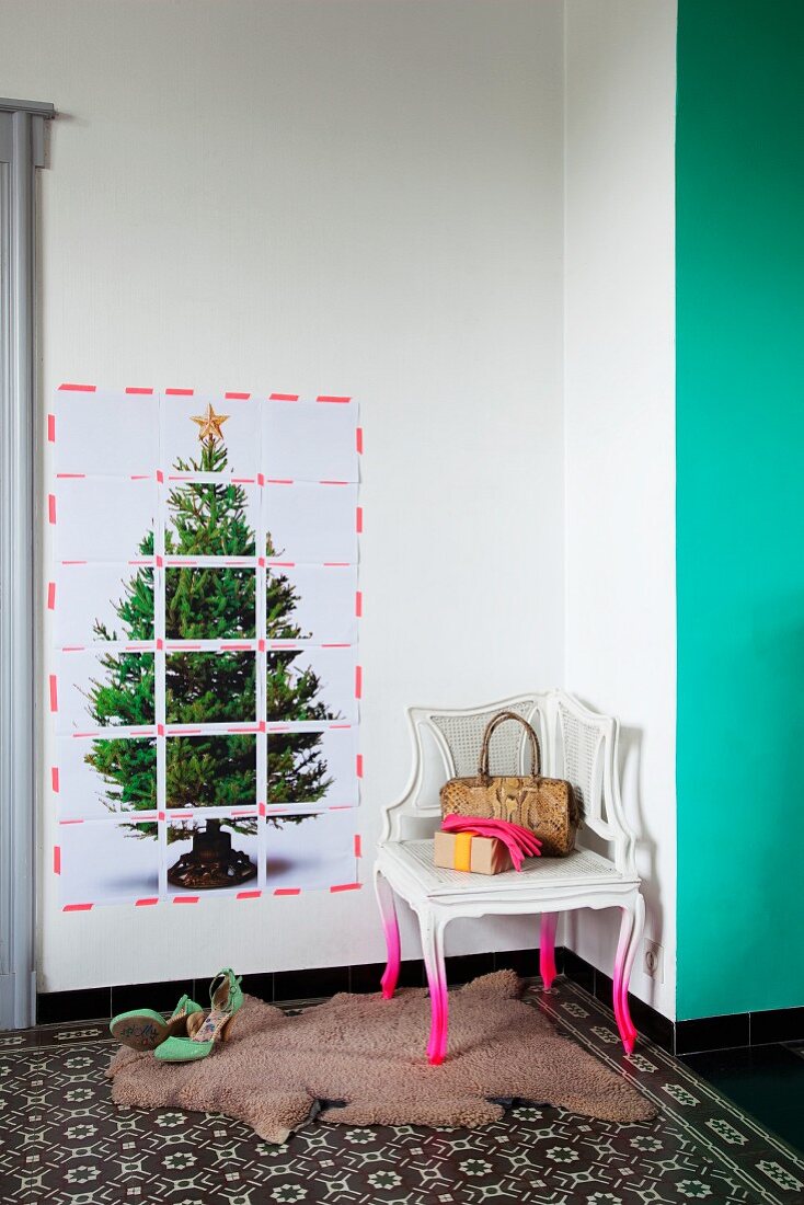 Garderobenplatz mit gerastertem Weihnachtsbaumfoto und Übereckstuhl mit pinkfarben besprühten Füssen auf Fellteppich