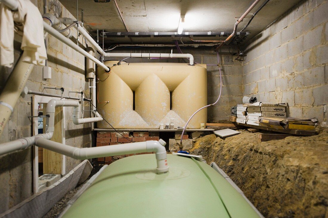 Rohrsystem einer Wasserrecycling-Anlage im Technikraum eines Ökohauses