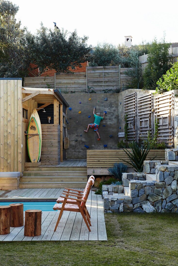 Mini Freizeitpark mit Pool und Kletterwand in privatem Garten