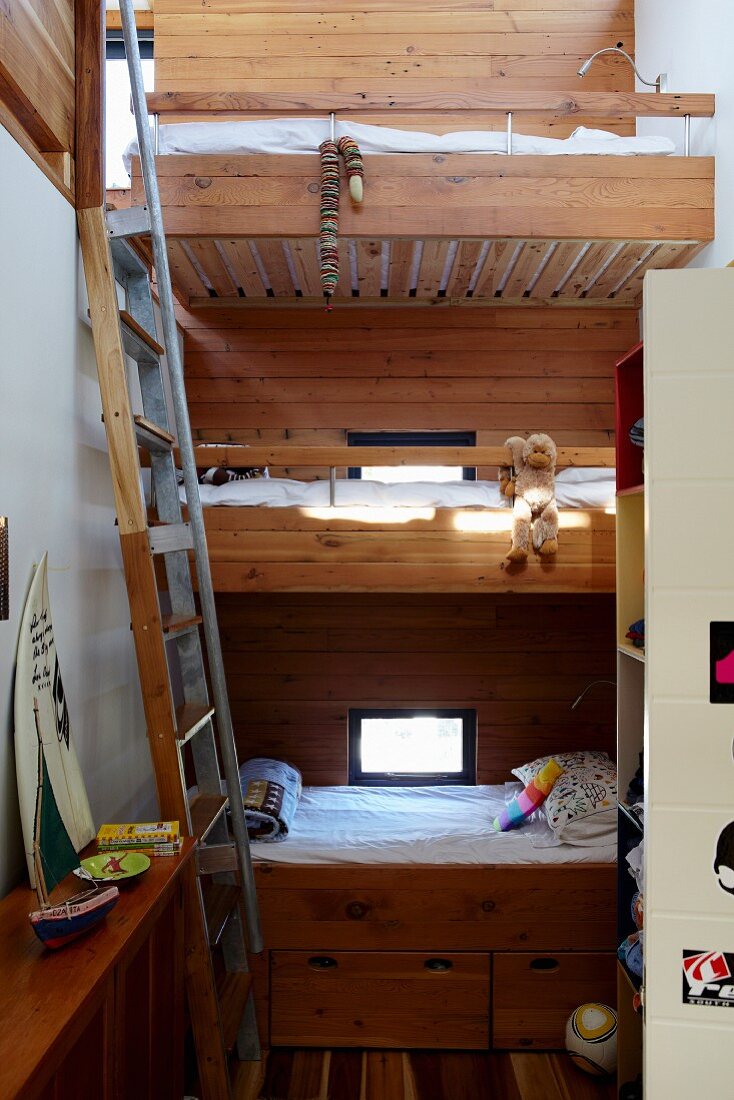 Leiter neben Stockbett aus Holz in kleinem Kinderzimmer