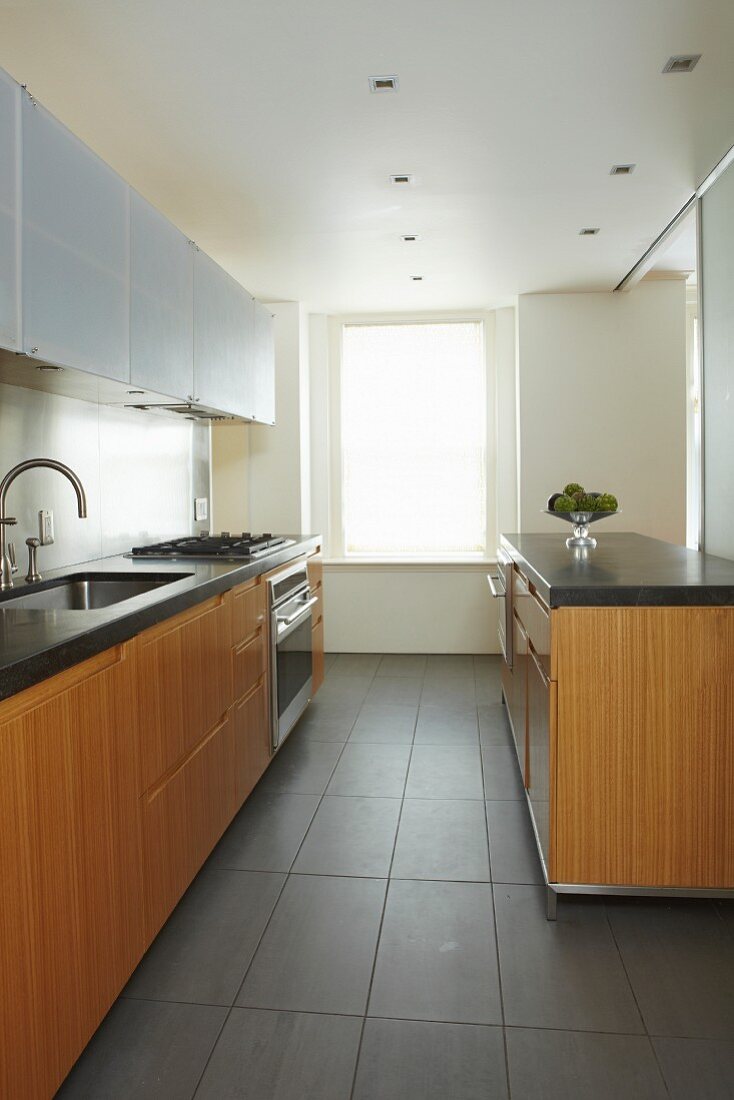 Moderne funktionale Küche mit Holzfront an Unterschränken und weiße Front an Oberschränken