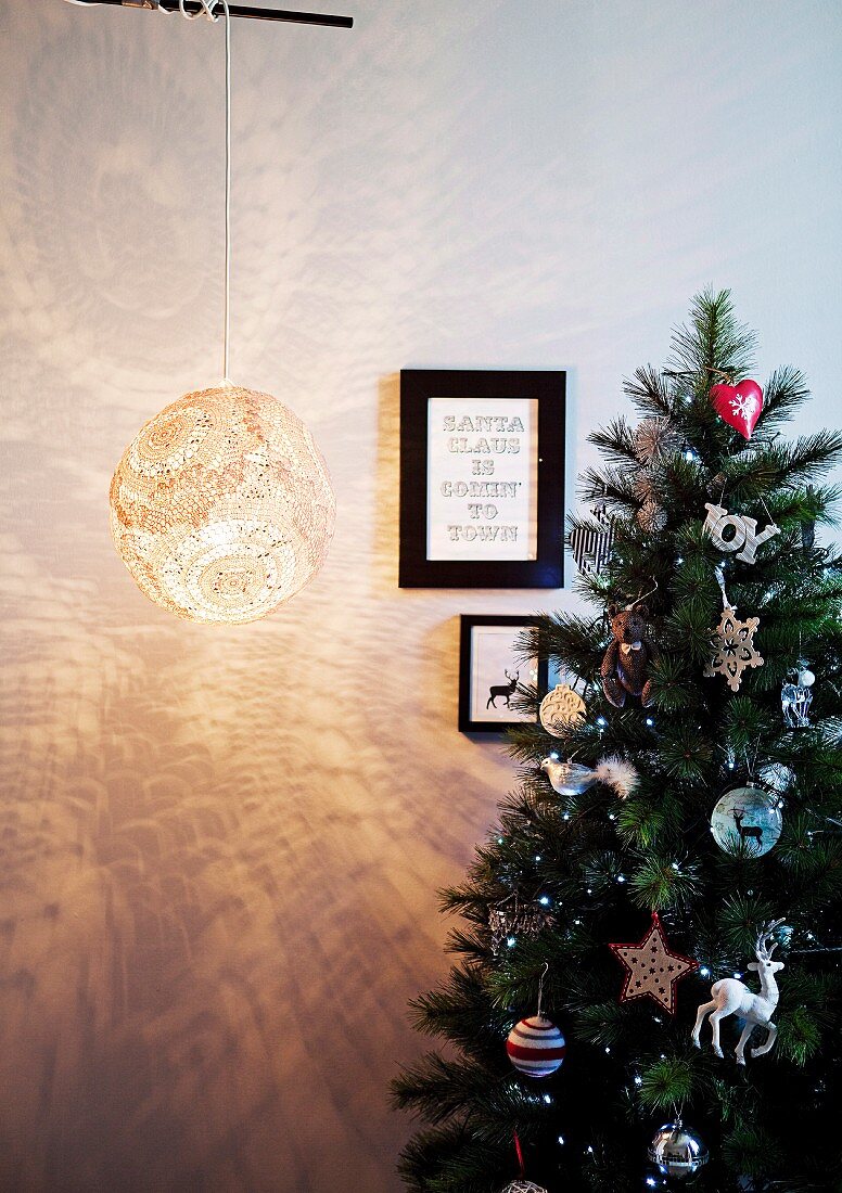 Selbt gebastelter Lampenschirm aus Häkeldeckchen und weihnachtliche Wanddekoration