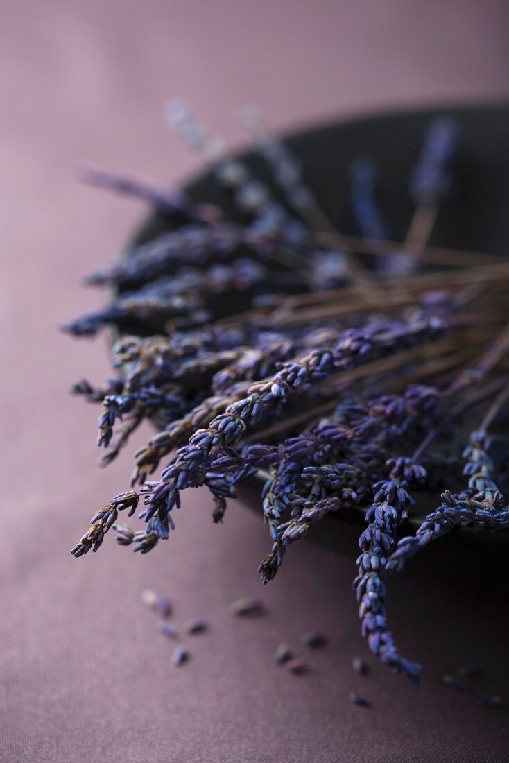 Getrocknete Lavendelblüten in einer schwarzen Schale