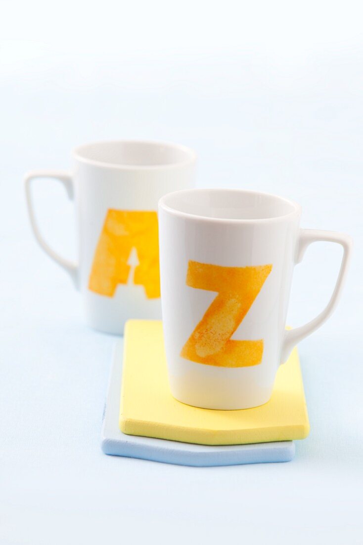 Zwei weiße Tassen mit den Buchstaben A und Z