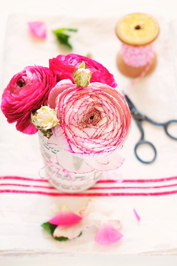 Ranunkeln und weiße Rosen in einer Vase