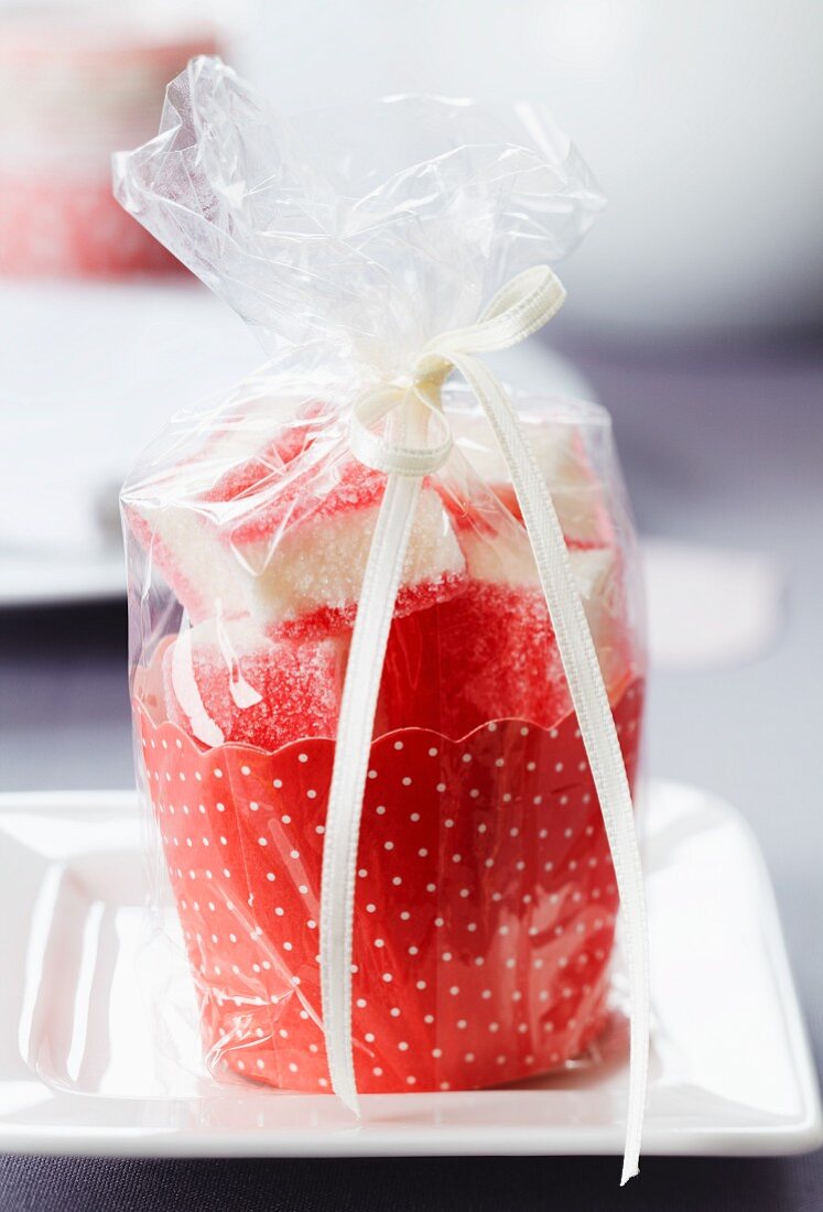Marshmallows in paper cake case as guest favour