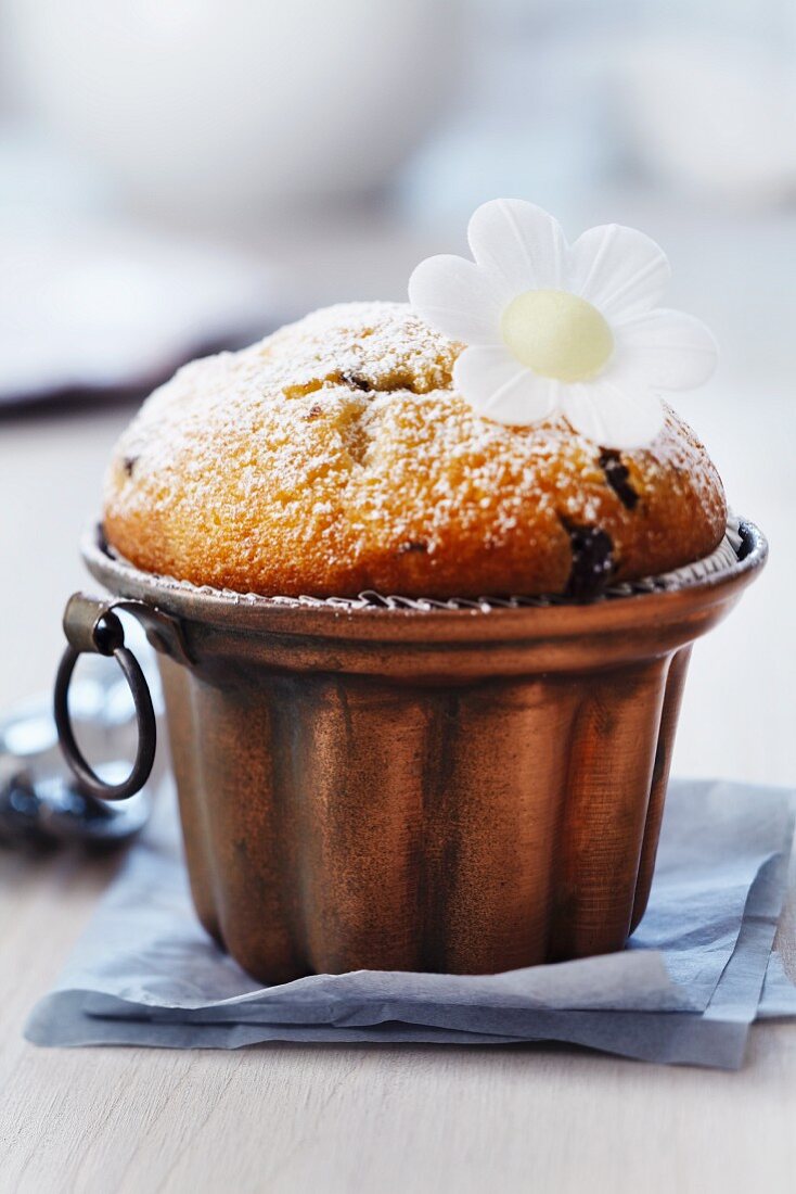 Muffin in Kupferbackform dekoriert mit Blüte aus Esspapier