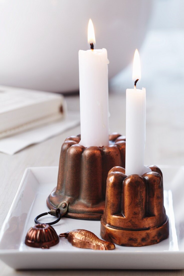 Kupferbackförmchen als Kerzenständer
