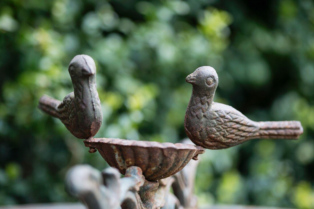 Vogelbecken mit zwei Vogelfiguren aus Metall