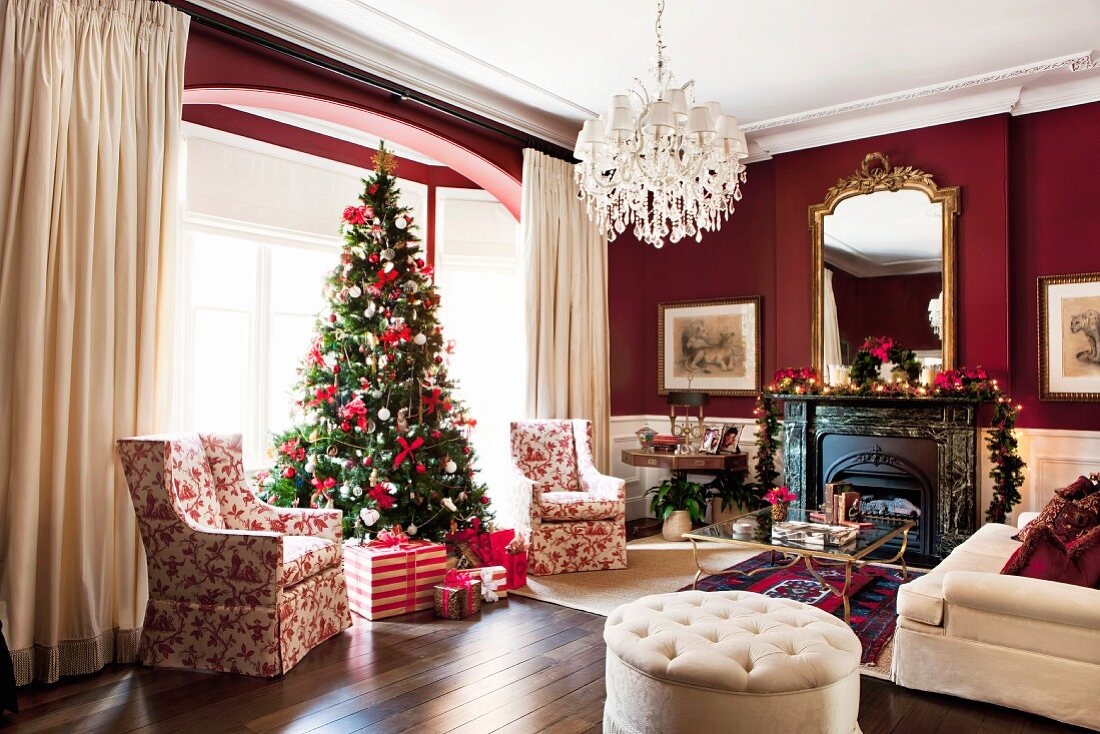 Herrschaftliches Wohnzimmer mit Erker und rot-weiß geschmücktem Weihnachtsbaum