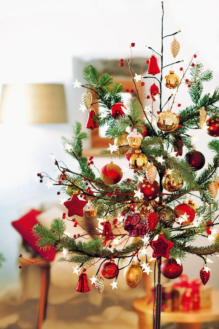 Stilisierter Weihnachtsbaum mit verschiedenen Baumanhängern in Rot und Gold