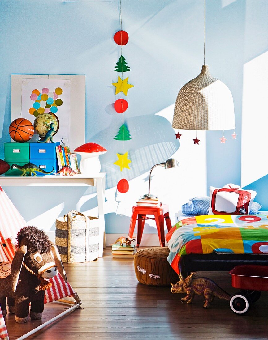 Kinderzimmer mit hellblauen Wänden und selbst gebastelter Weihnachts-Girlande