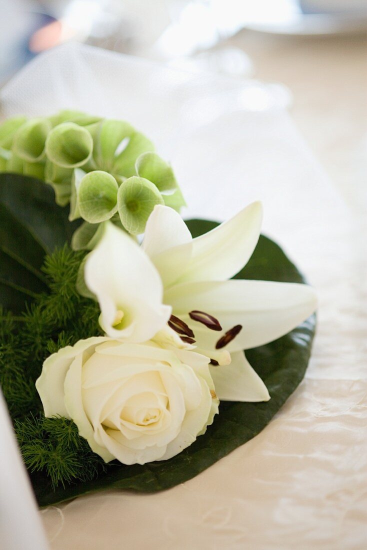 Hochzeitsdekoration mit weissen Blüten