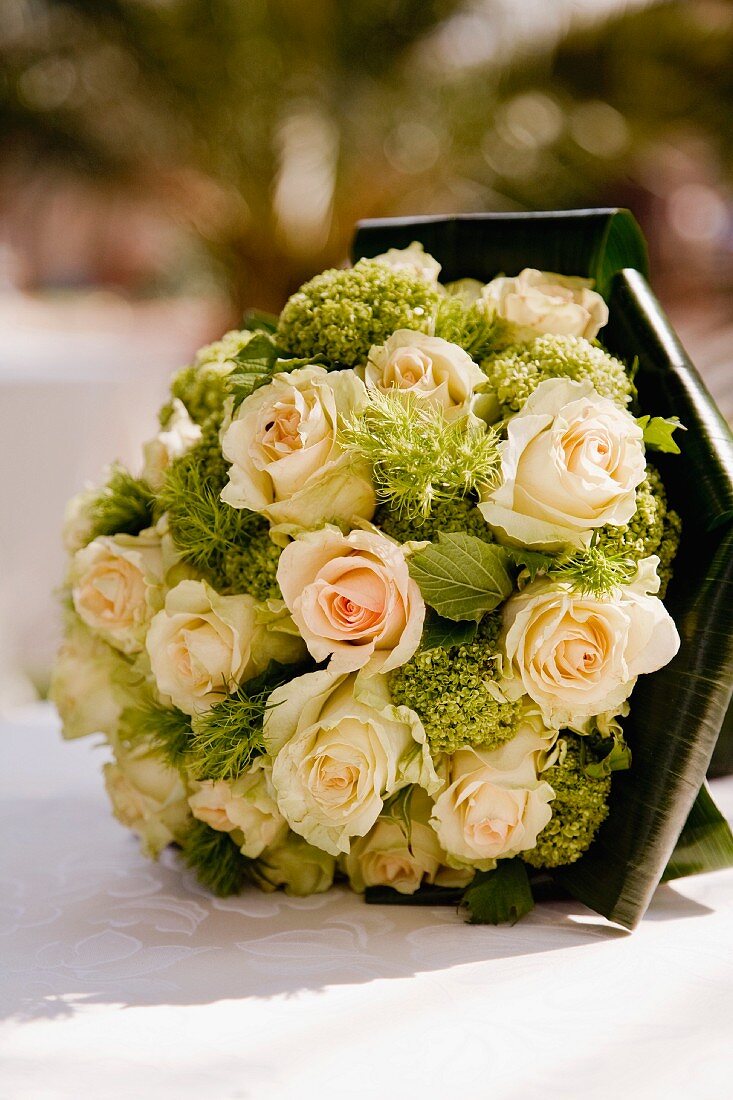 Eleganter Brautstrauss mit lachsfarbenen Rosen