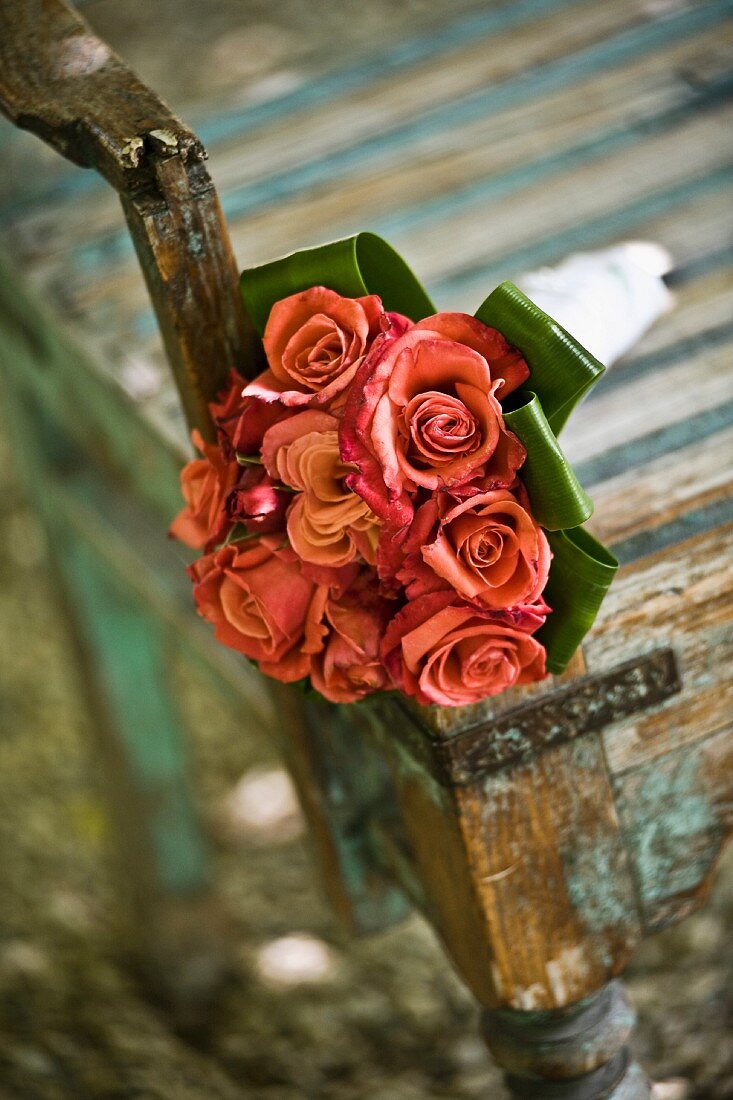 Einfacher Hochzeitsstrauss mit roten Rosen