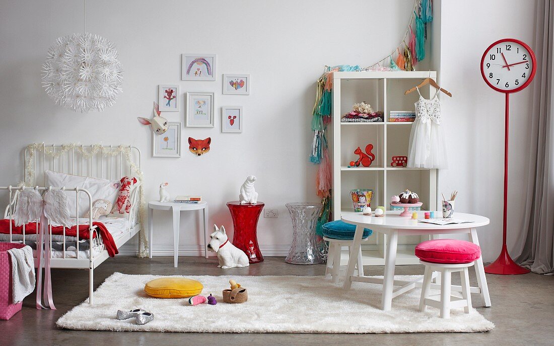 Weisses Kinderzimmer mit roten Accessoires, Schneeflockenlampe und Bahnhofsuhr