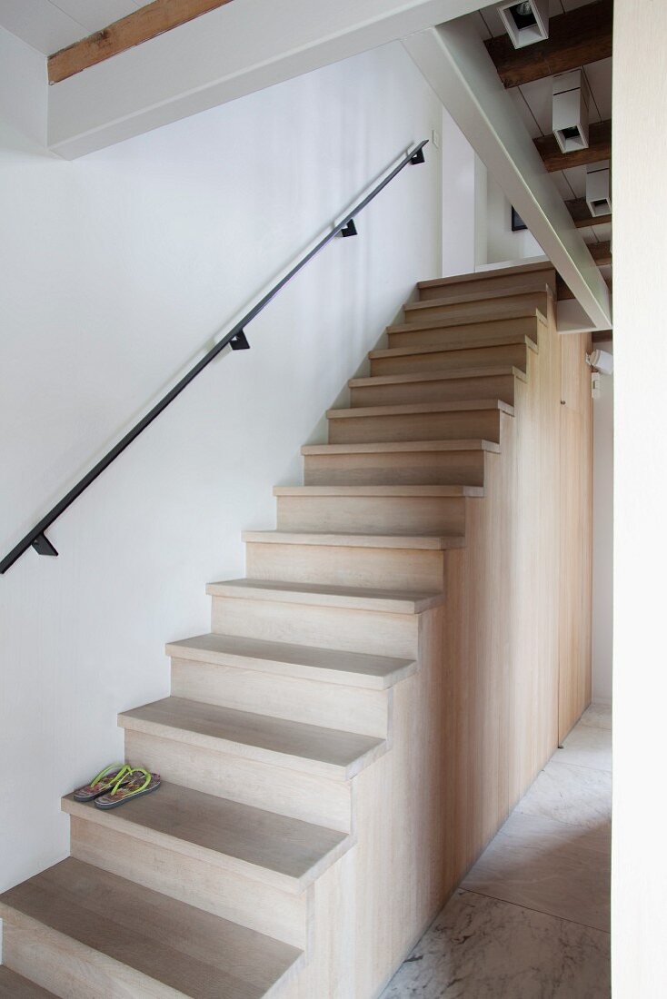 Wooden staircase without outer balustrade