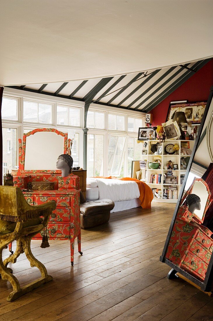 Postmodern gestaltete Schminkkommode vor Schlafbereich in ausgebautem Dachraum mit traditionellem Flair