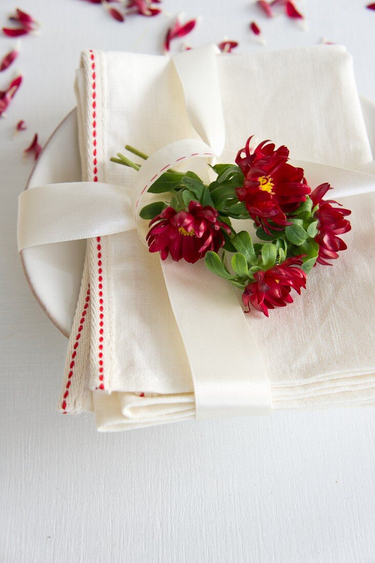 Linen napkin with asters and a ribbon