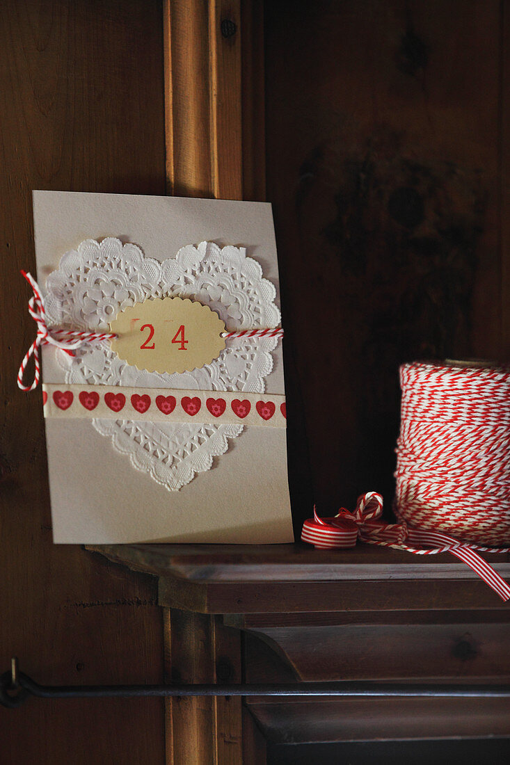 Selbst gebastelte Weihnachtskarte mit Herzdeko aus Spitzenpapier