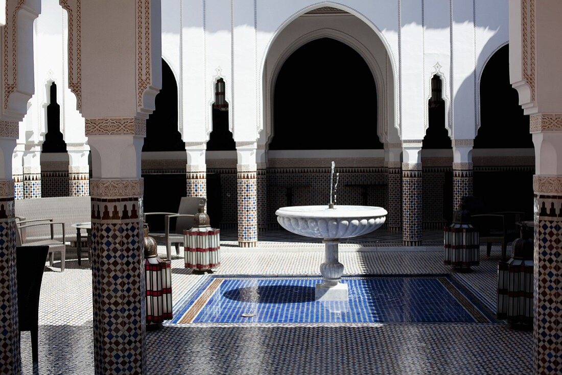 Halle im orientalischen Stil mit Säulen, Mosaikfliesen und Brunnen
