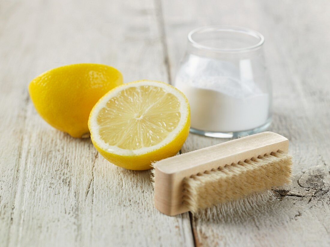 Zutaten für die Naturkosmetik: Zitronen, Bürste und Backnatron