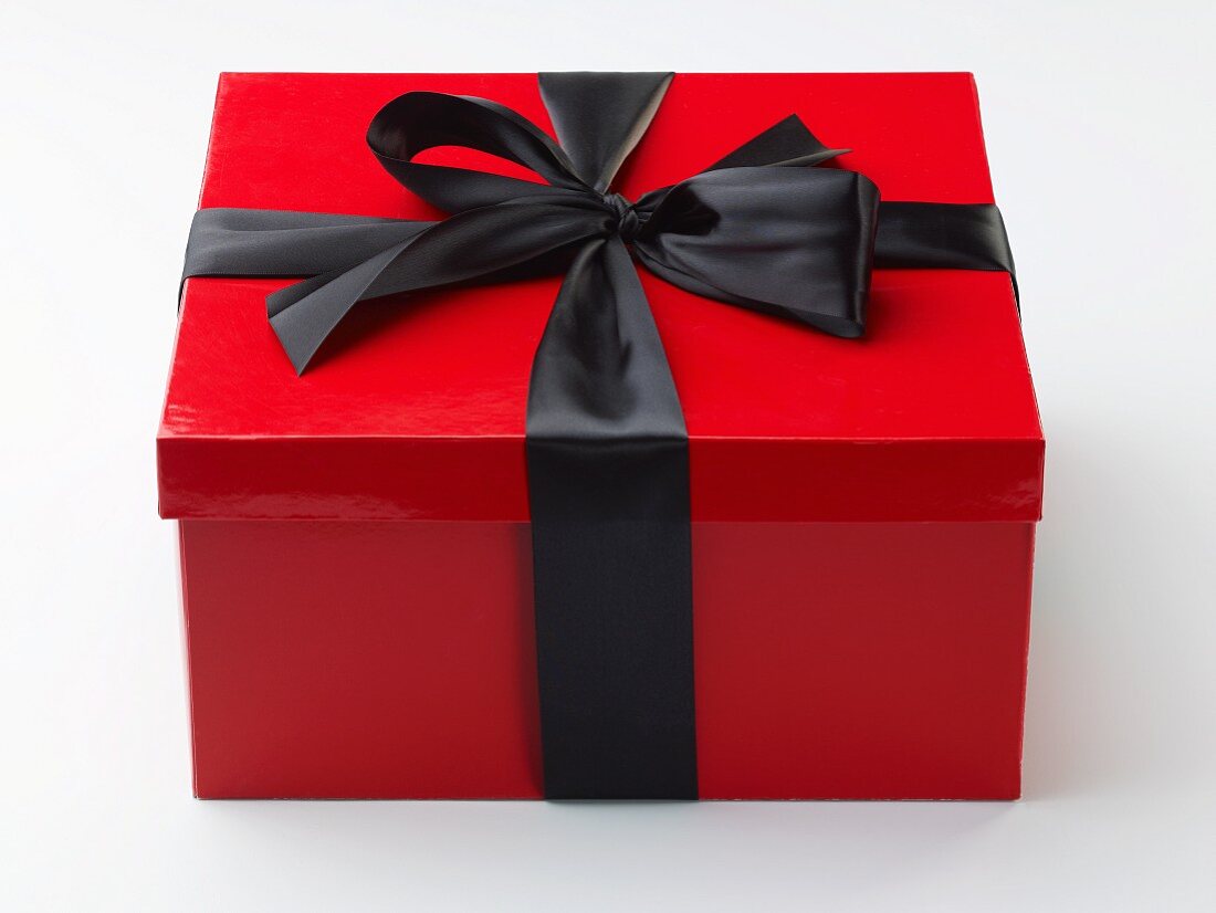 Rote Geschenkbox mit einem schwarzen Band