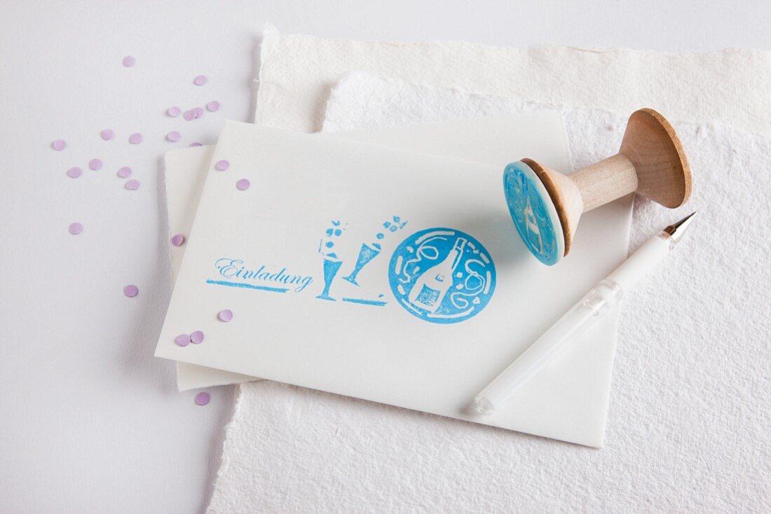 Weisser Umschlag mit verschiedenen Stempel-Abdrücken dekoriert