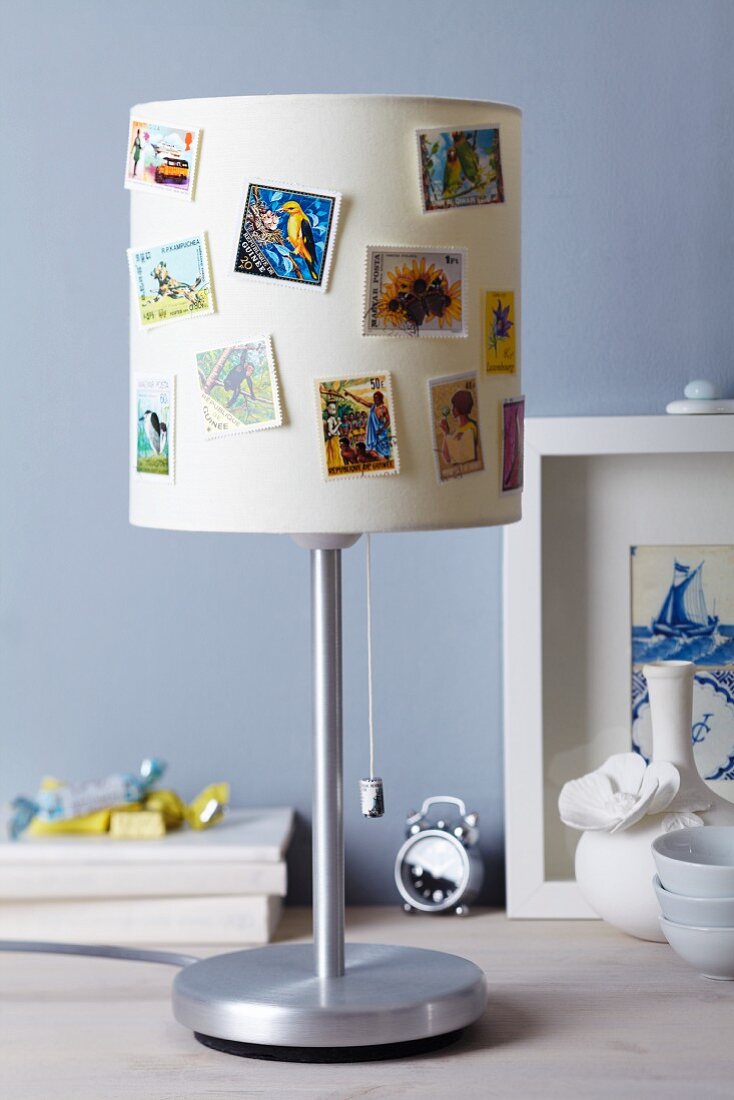 Lampenschirm mit dekorativen Briefmarken verziert