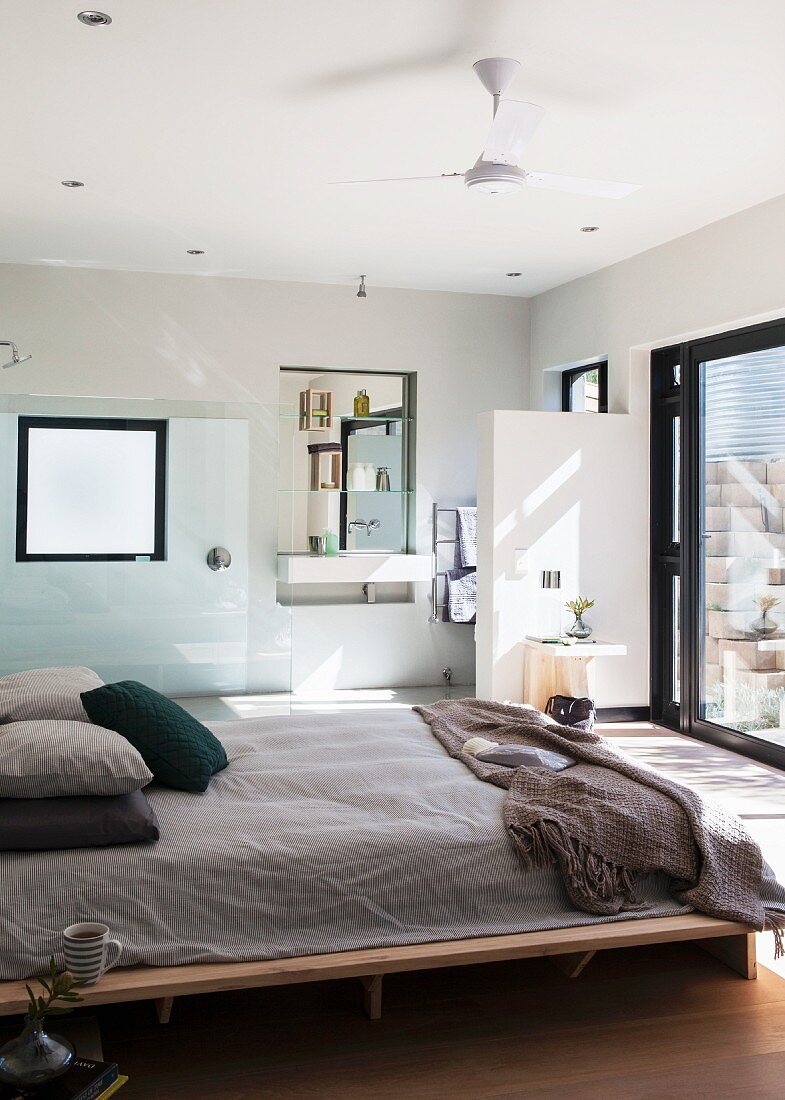Schlafzimmer mit schlichtem Doppelbett und Bad Ensuite