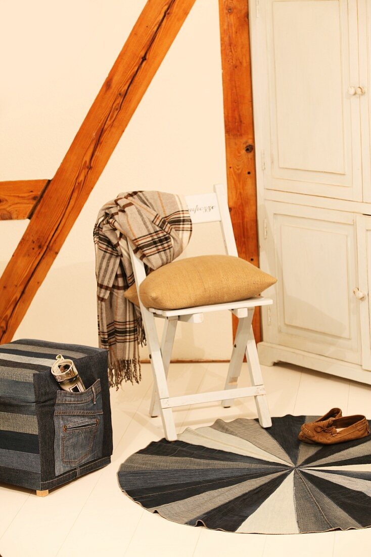 Selbstgenähter runder Teppich und Sitzwürfel aus Jeansstoff