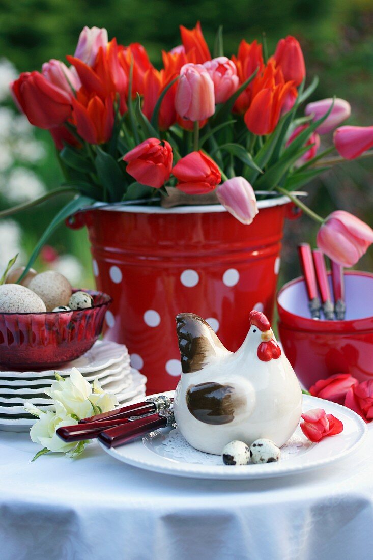 Frühstückstisch mit Tulpen im Freien