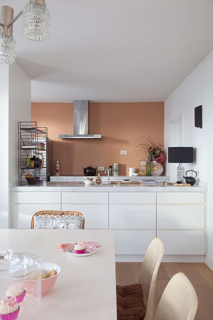 Kitchen with white front and apricot-coloured wall design