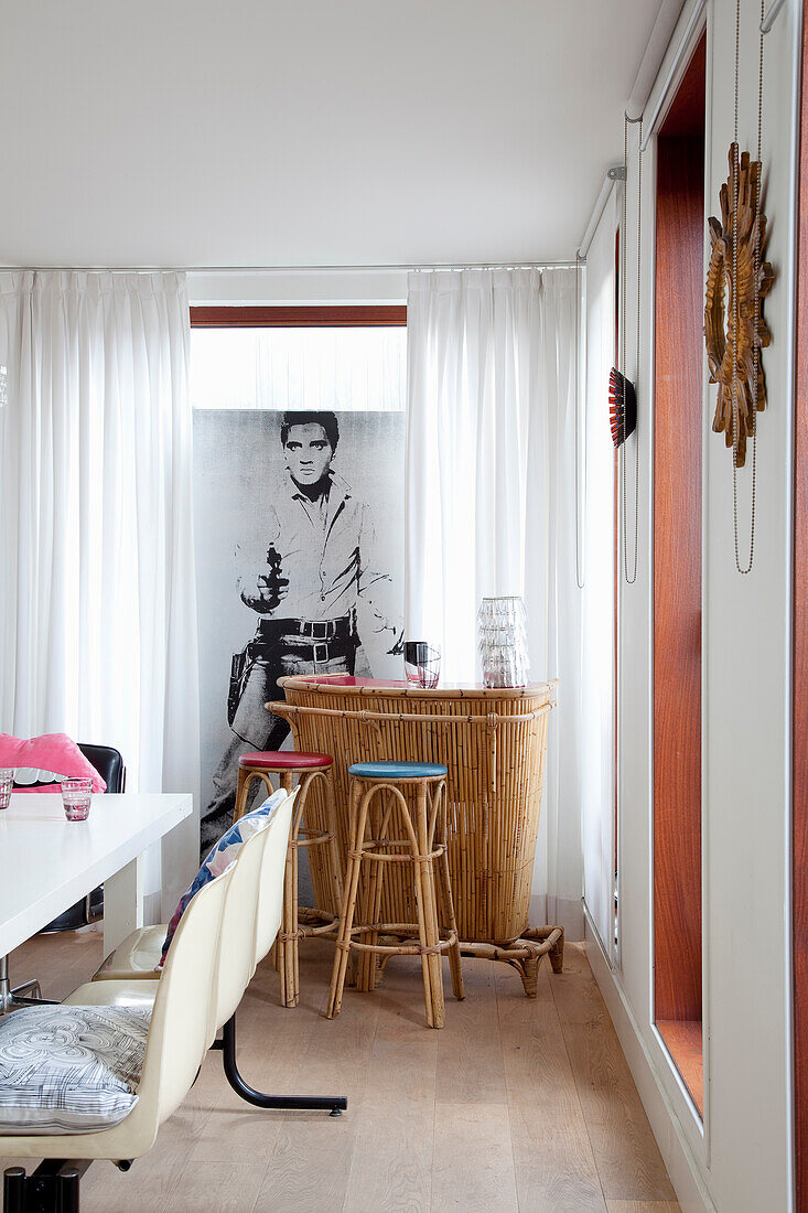 Hausbar und Barhocker aus Rattan mit Elvis-Portrait im Hintergrund