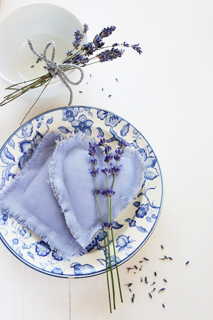 Lavendelblüten auf Duftsäckchen, Vintageteller