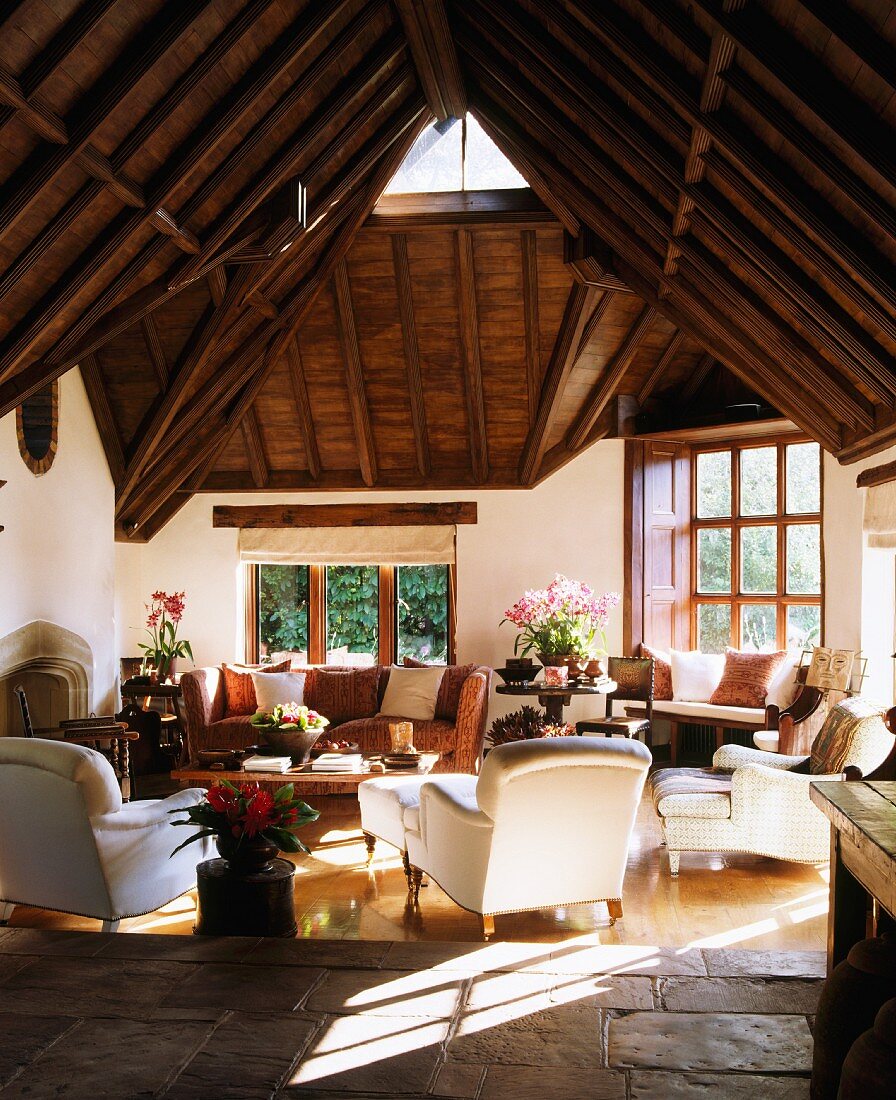 Wohnzimmer im gehobenen Landhausstil mit gewölbter Holzdecke