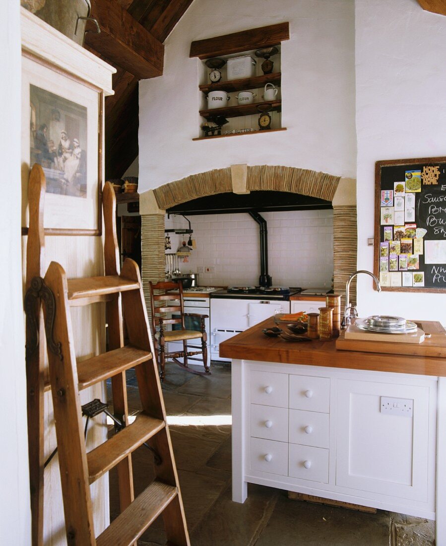 Landhausküche mit hohen Wänden, Kücheninsel & Herd in gefliester Wandnische