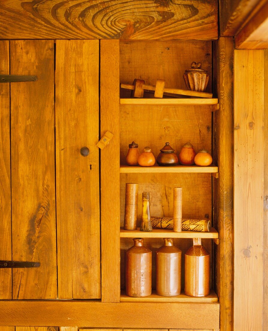 Antiker, rustikaler Holzschrank mit Gefässen & Holzgegenständen
