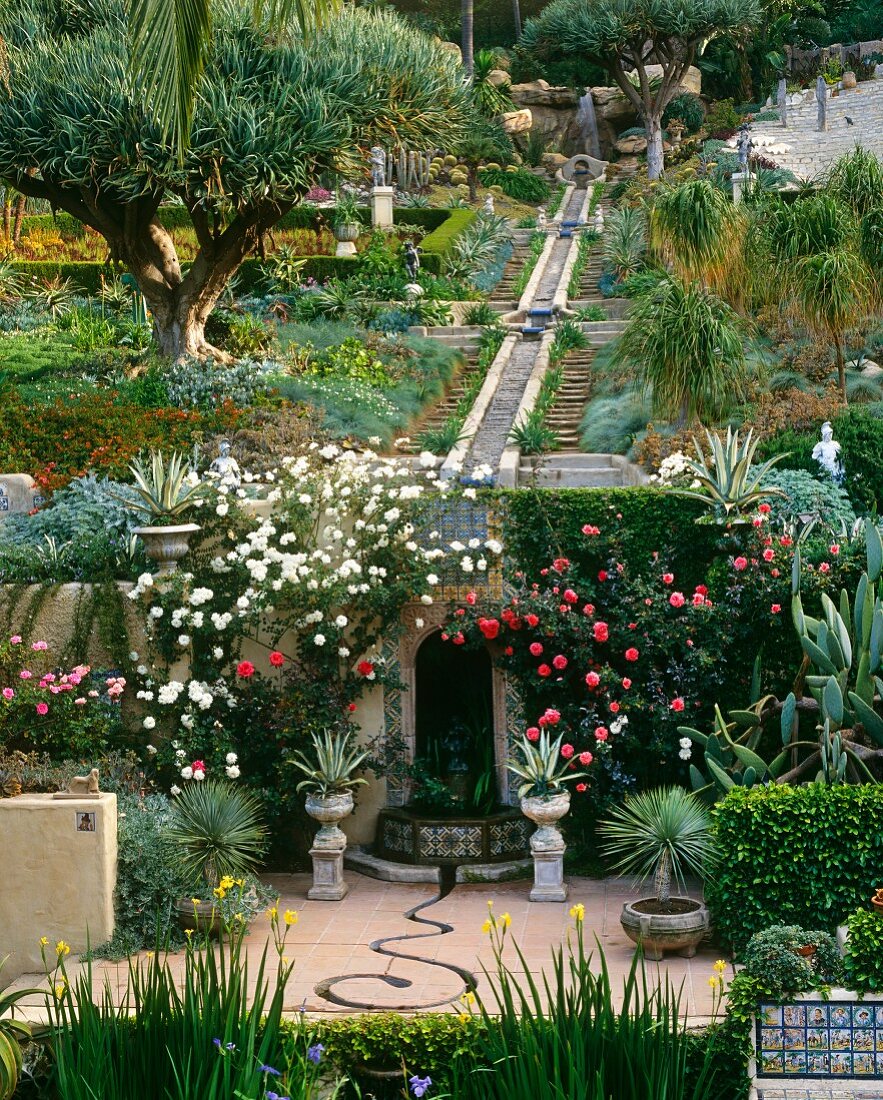 Großer Garten mit Springbrunnen und Treppenanlage in Los Angeles