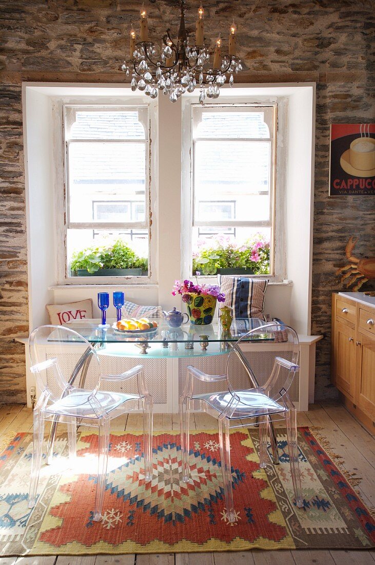 Essplatz in Landhausküche mit kontrastierenden, modernen Designermöbeln aus Stahl, Glas und Plexi