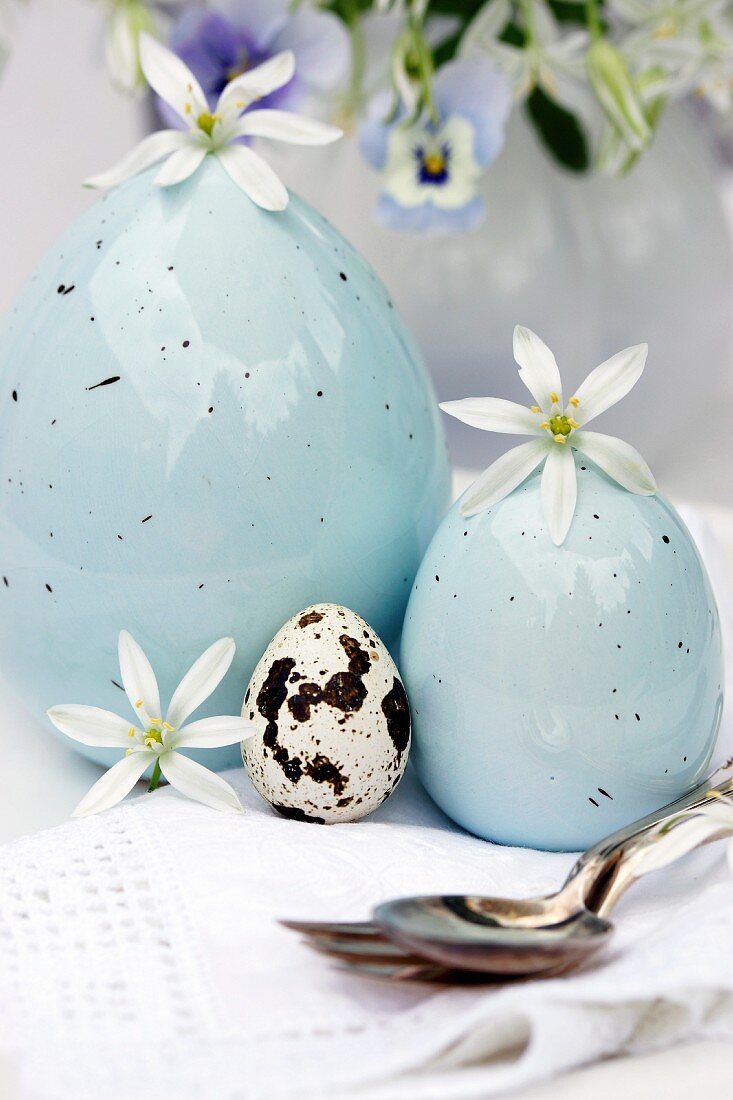 Easter table decoration with china eggs, quail's egg & Star-of-Bethlehem flowers