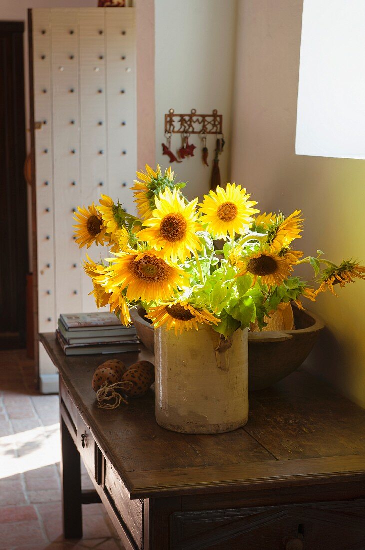 Sonnenblumen in Vase auf Holz Konsolentisch in Vorraum