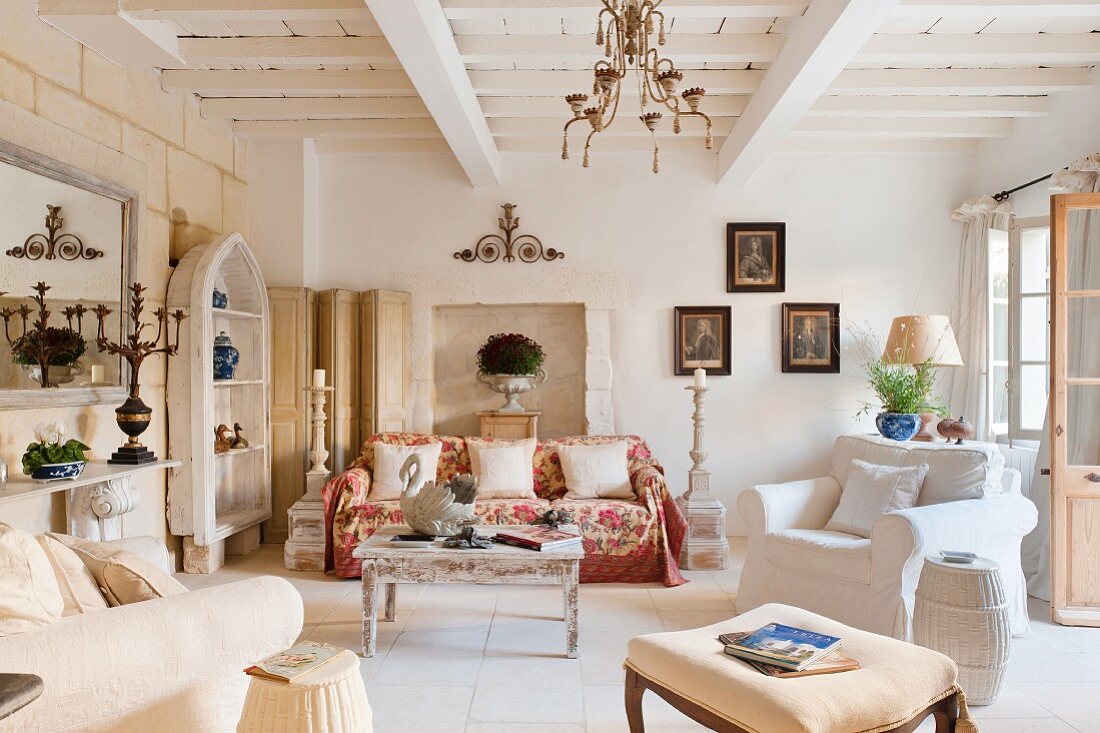 Geräumiges Wohnzimmer mit gemütlichen Polstermöbeln im Shabby-Chic Ambiente eines französischen Landhauses