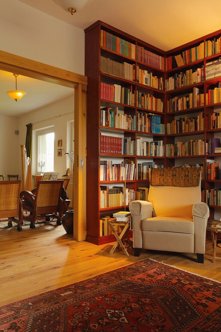 Bibliothek mit deckenhohen Bücherregalen und Sessel in Dorfhaus (Eggelingen, Ostfriesland)