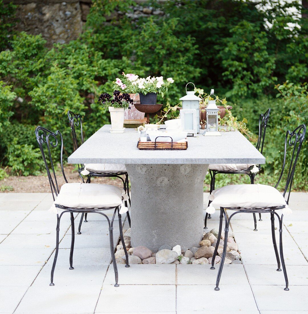 Gedeckter Tisch auf Steinpflaster im Garten