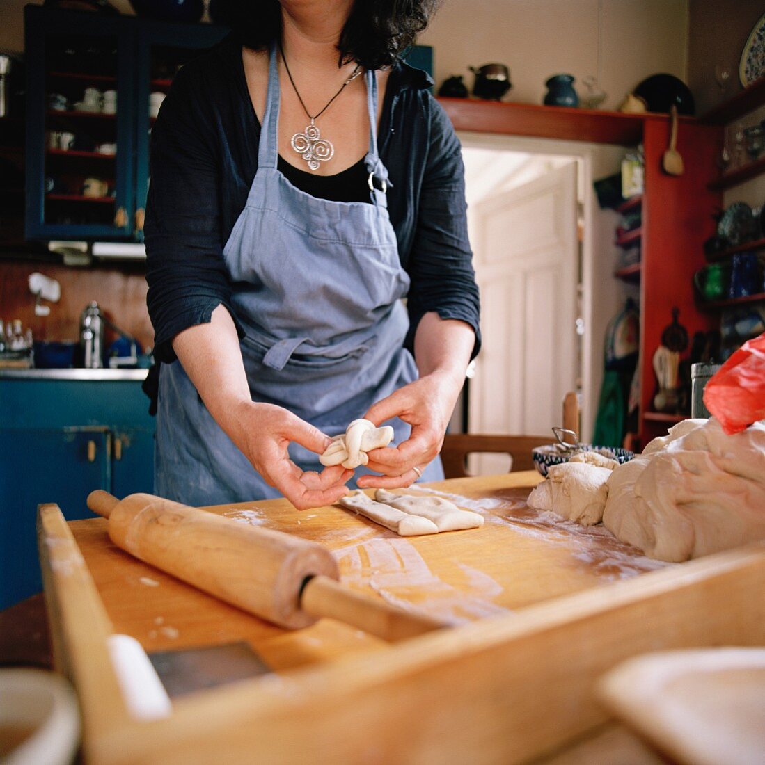 Frau bäckt Brot in der Küche
