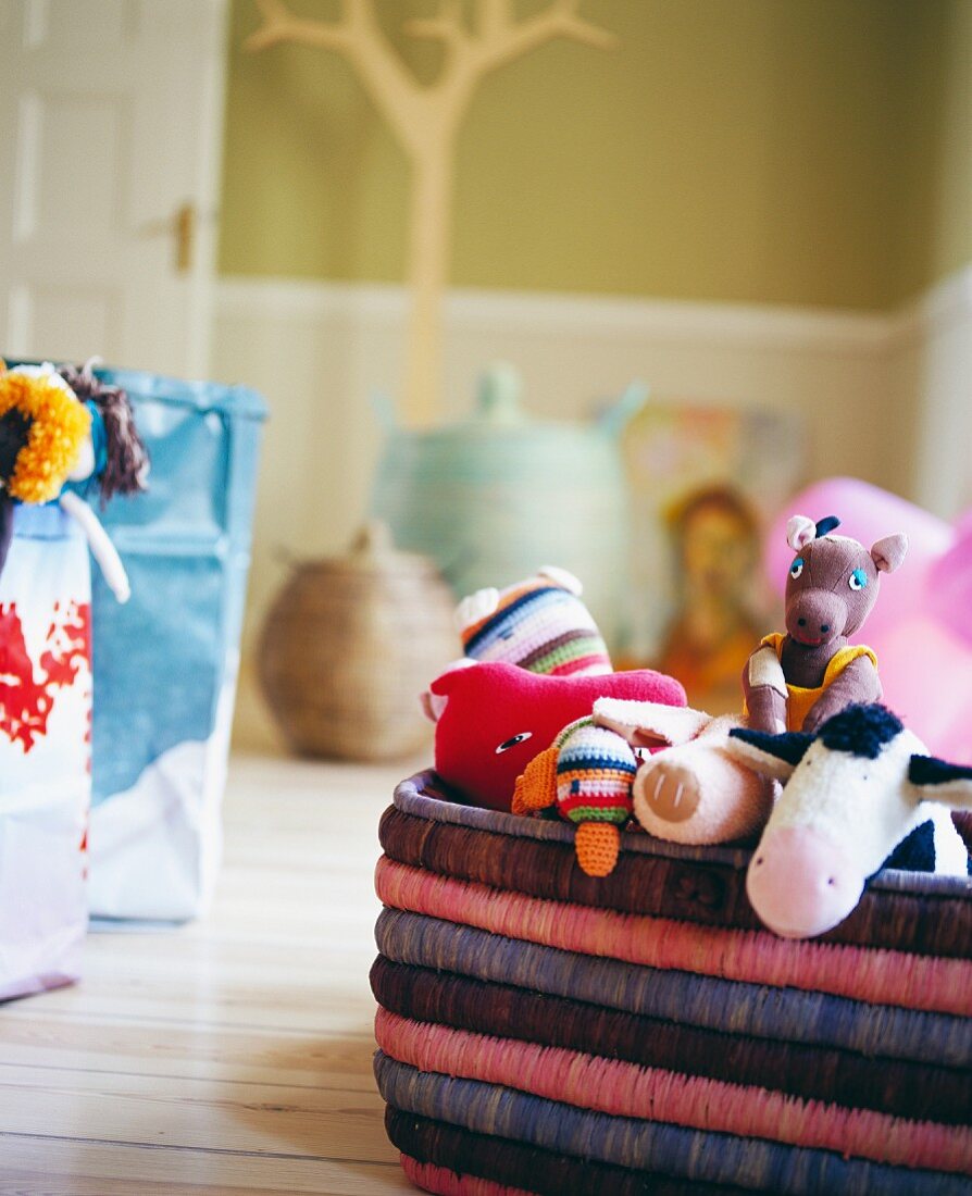 Korb mit Spielsachen im Kinderzimmer